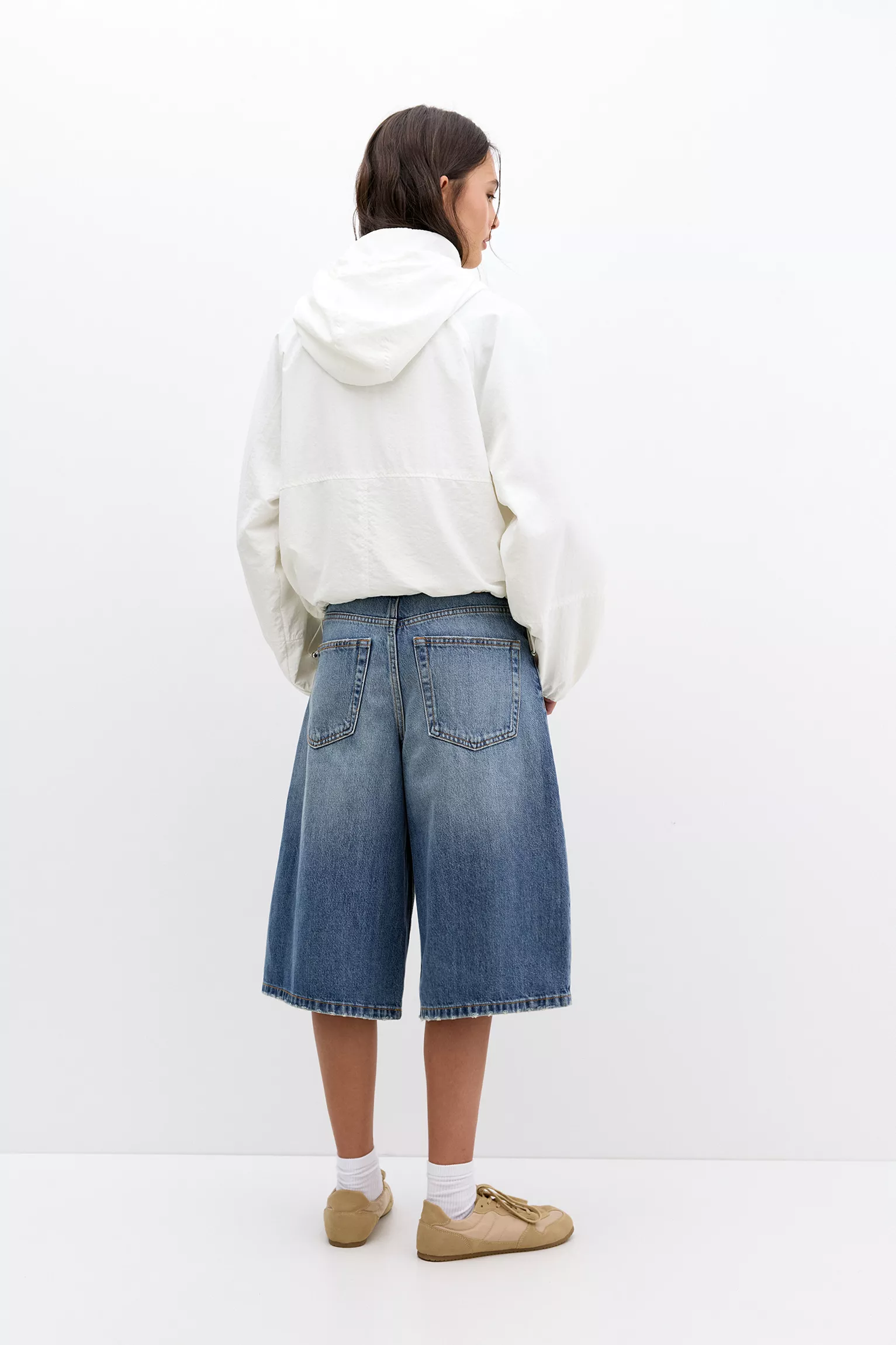 Short lightweight jacket with hood - Image 3